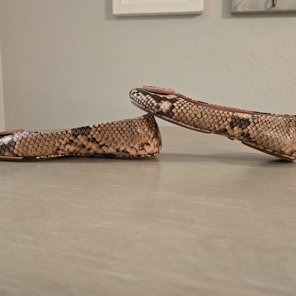 Stylish Women's Snakeskin Ballet Flats - Picture 8 of 10